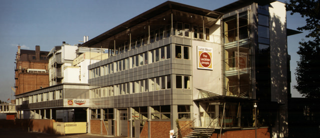 Bürogebäude: Um- und Anbau – Fassadensanierung + Umbau eines Bürogebäudes einer Fabrik Produktion für Lecithin
